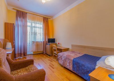 Одноместный номер стандарт в санатории Надежда в городе Ессентуки - фотография