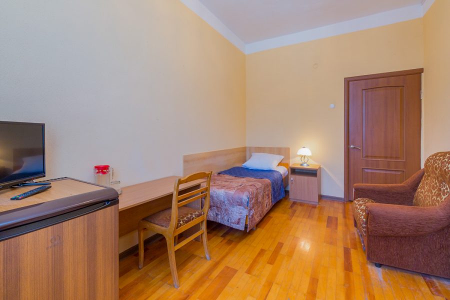Одноместный номер стандарт в санатории Надежда в городе Ессентуки - фотография