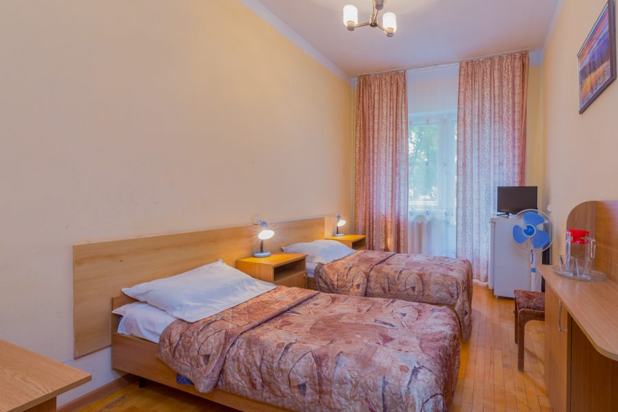 Двухместный номер с балконом в санатории Надежда в городе Ессентуки - фотография