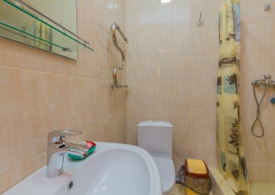 Двухместный номер с балконом в санатории Надежда в городе Ессентуки - фотография