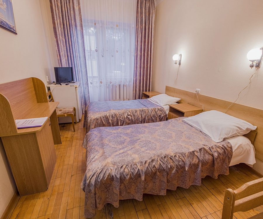 Двухместный номер с балконом в санатории Надежда в городе Ессентуки - фотография