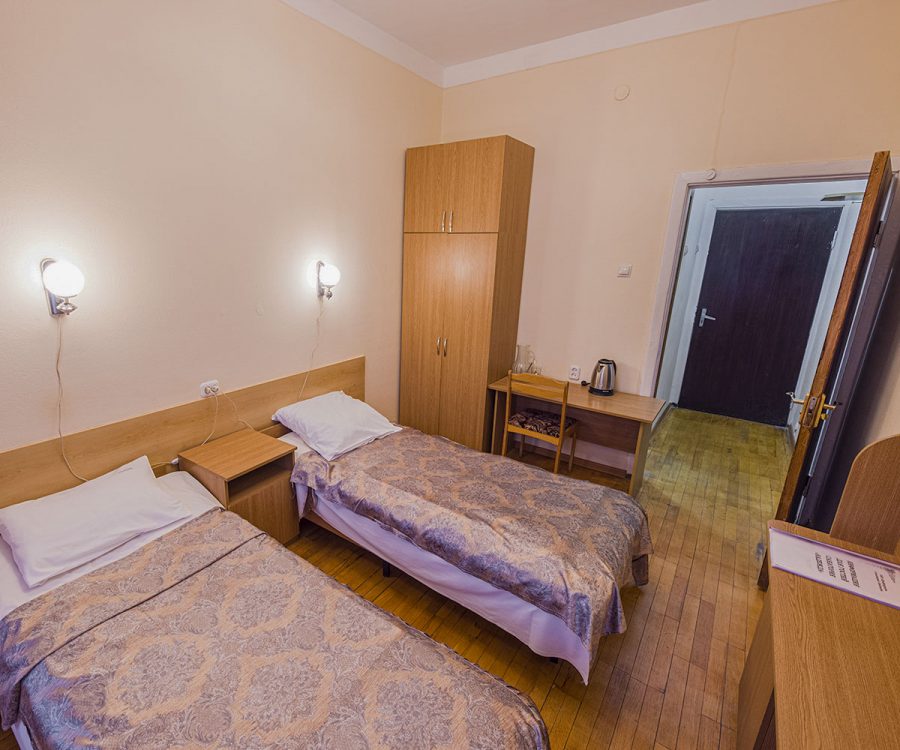 Двухместный номер с балконом в санатории Надежда в городе Ессентуки - фотография