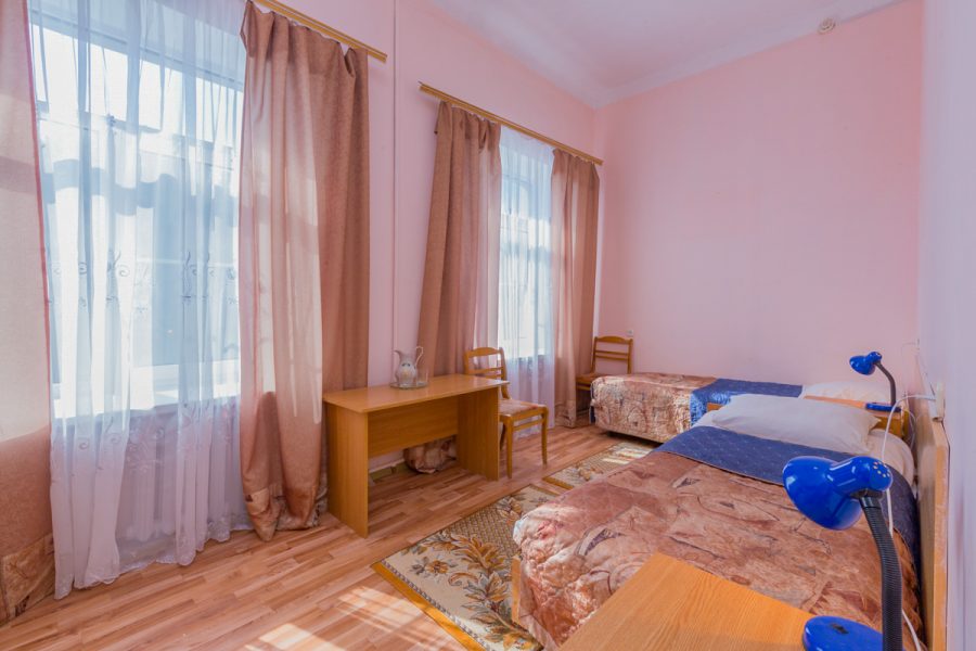 Двухместный номер без балкона в санатории Надежда в городе Ессентуки - фотография