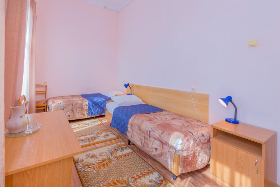 Двухместный номер без балкона в санатории Надежда в городе Ессентуки - фотография