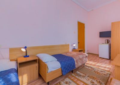 Двухместный номер без балкона в санатории Надежда в городе Ессентуки - фотография