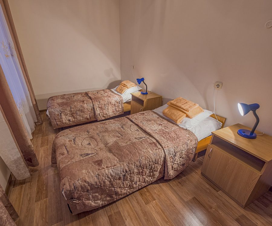 Двухместный номер без балкона в санатории Надежда в городе Ессентуки - фотография