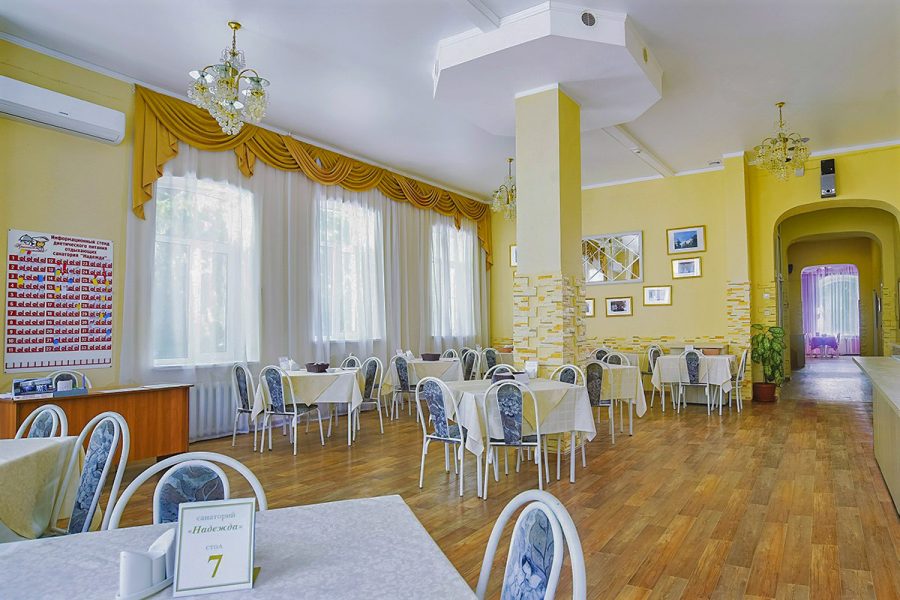 Обеденный зал в санатории Надежда в городе Ессентуки - фотография