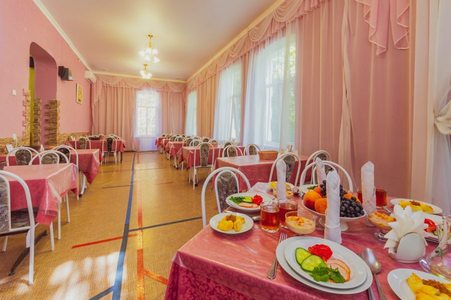Обеденный зал в санатории Надежда в городе Ессентуки - фотография