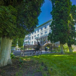 Территория в санатории Надежда в городе Ессентуки - фотография