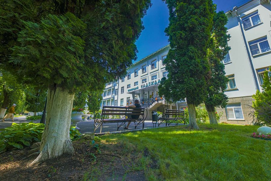 Территория в санатории Надежда в городе Ессентуки - фотография