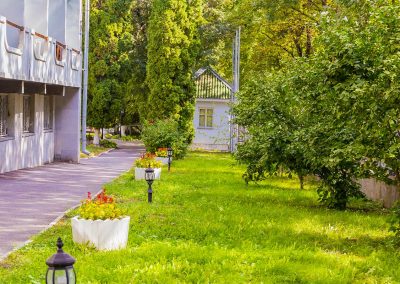 Территория в санатории Надежда в городе Ессентуки - фотография