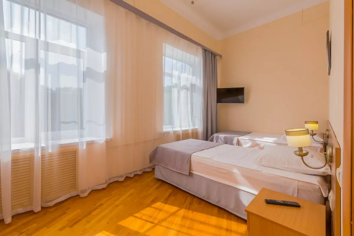 Двухместный улучшенный номер в санатории Надежда в городе Ессентуки - фотография