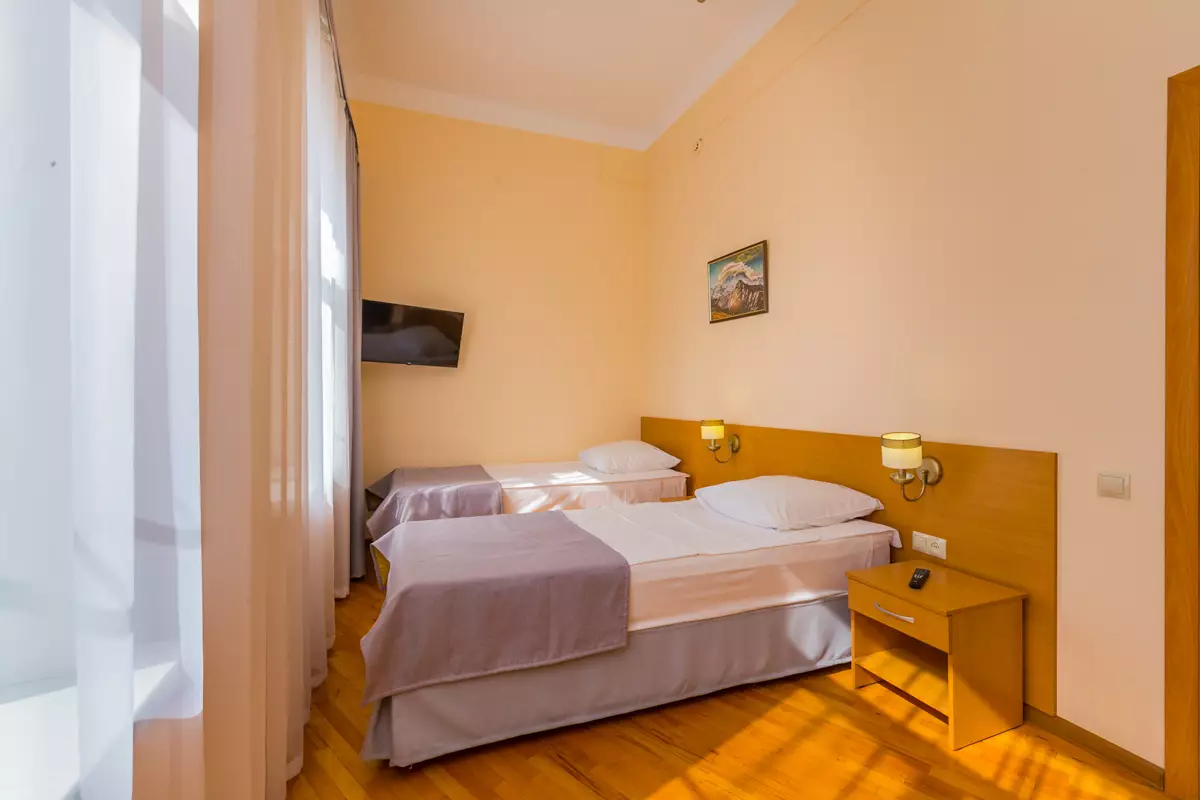 Двухместный улучшенный номер в санатории Надежда в городе Ессентуки - фотография