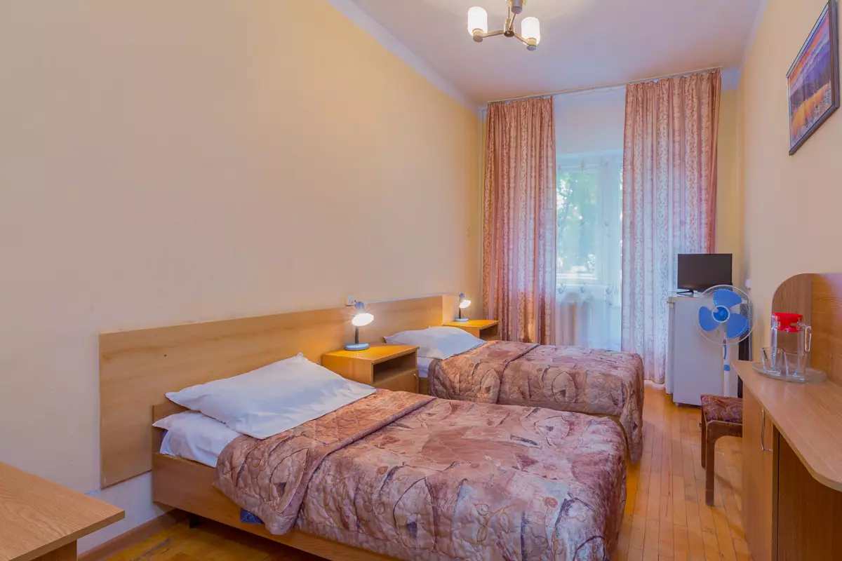 Двухместный номер с балконом в санатории Надежда в городе Ессентуки - фотография