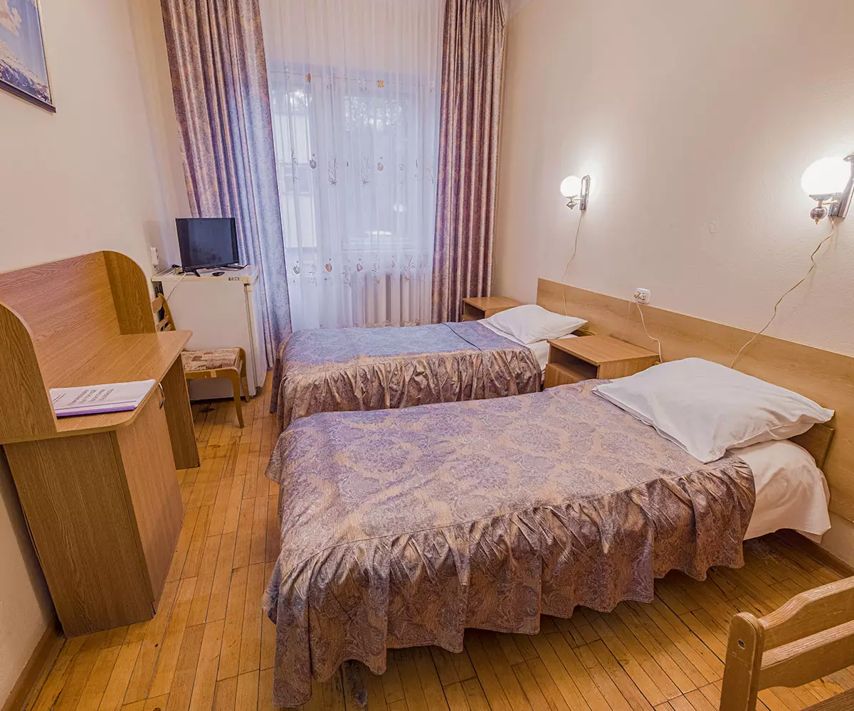 Двухместный номер с балконом в санатории Надежда в городе Ессентуки - фотография