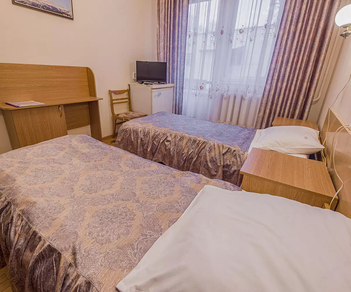 Двухместный номер с балконом в санатории Надежда в городе Ессентуки - фотография