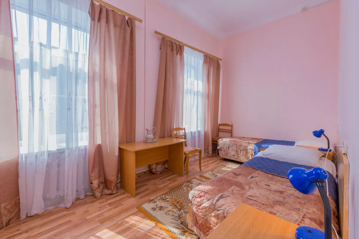 Двухместный номер без балкона в санатории Надежда в городе Ессентуки - фотография