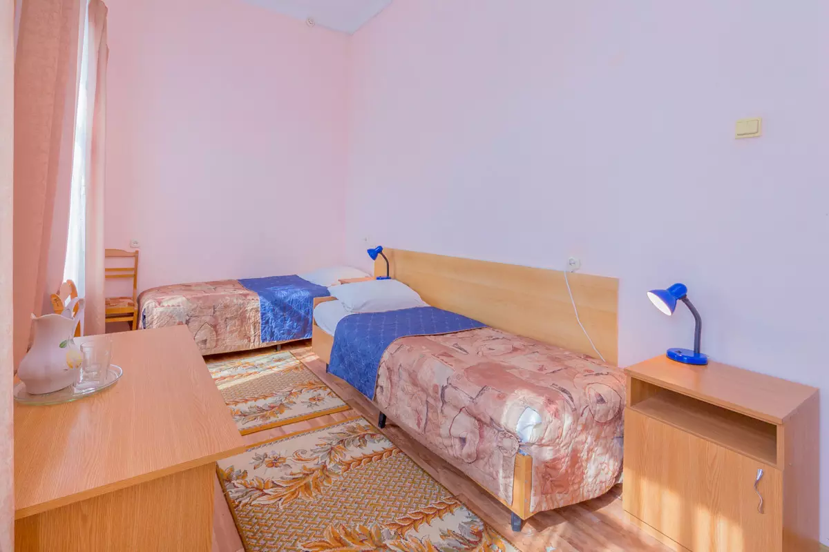 Двухместный номер без балкона в санатории Надежда в городе Ессентуки - фотография