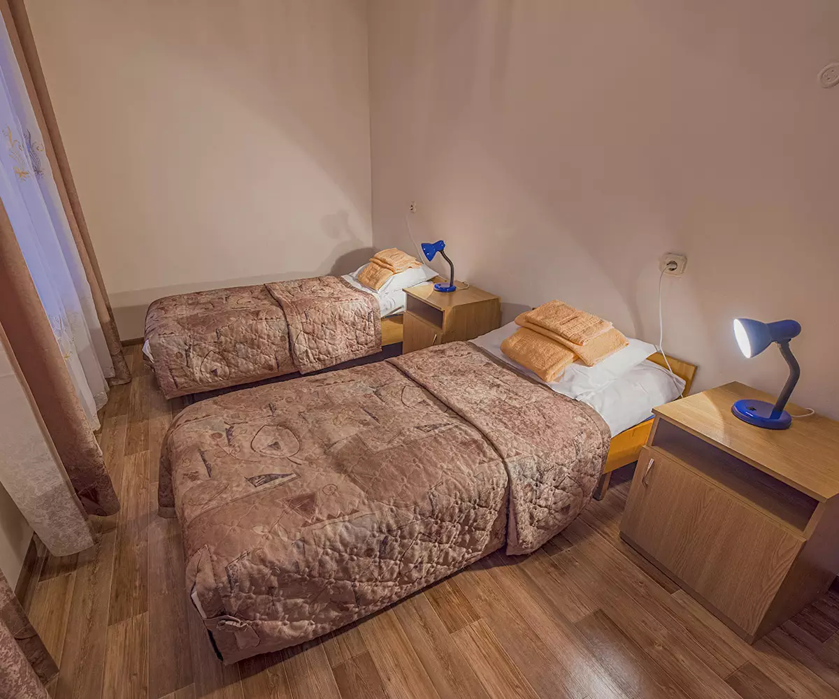 Двухместный номер без балкона в санатории Надежда в городе Ессентуки - фотография