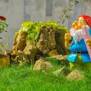 Гномик на территории в санатории Надежда в городе Ессентуки - фотография